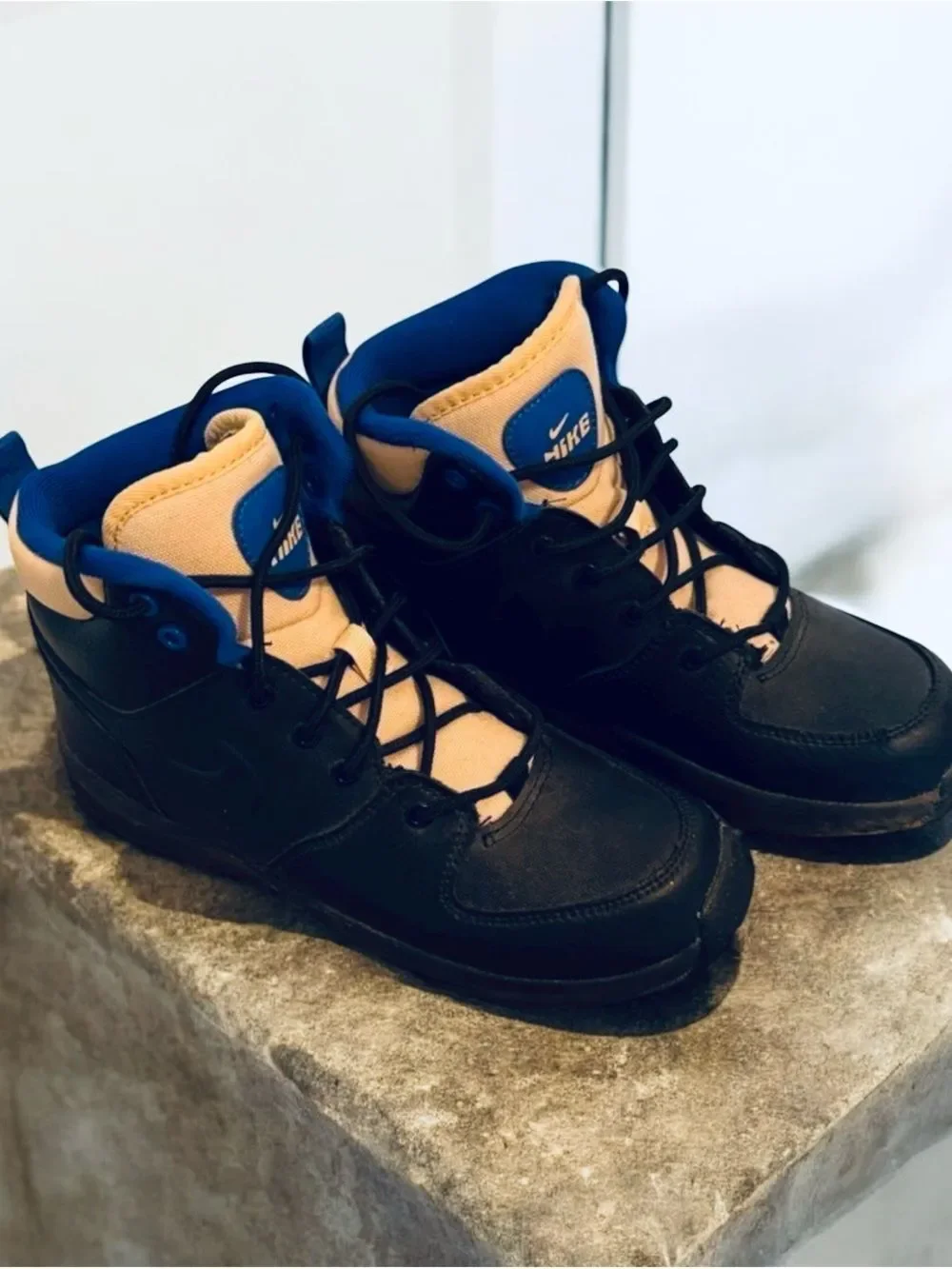Nike Manoa LTR kids boots in the Black/Black-Sesame-Game Royal. Size 3Y